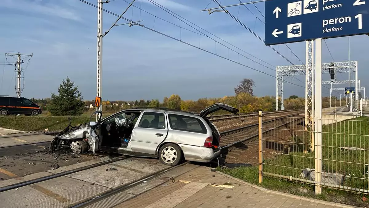 Kierowca Forda wjechał pod jadący pociąg towarowy