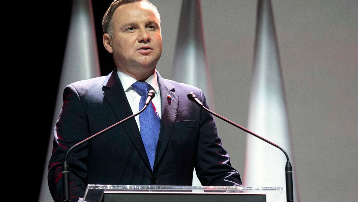 Prezydent Andrzej Duda podpisał ustawę obniżającą stawkę PIT z 18 proc. do 17 proc. i podwyższającą ponad dwukrotnie koszty uzyskania przychodów - poinformowała w komunikacie Kancelaria Prezydenta. Zmiany zaczną obowiązywać od 1 października br.