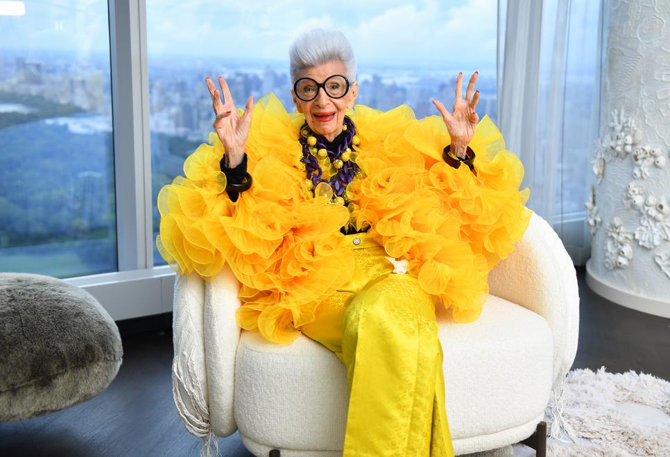 Iris Apfel renkleri seviyordu, ona göre renkler ölüleri bile diriltiyordu