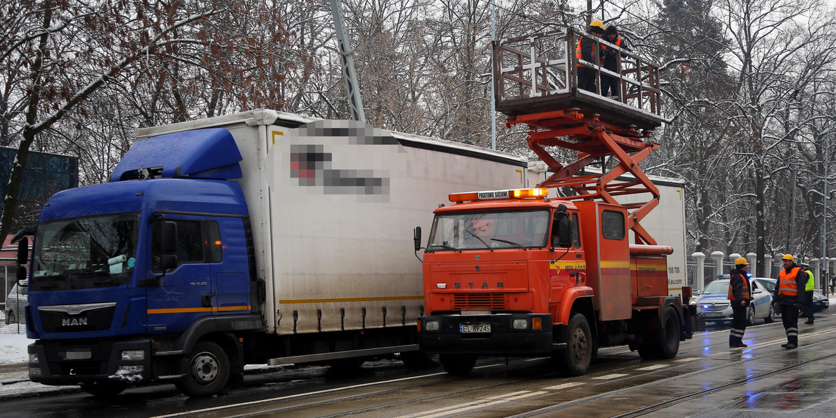 Tir uszkodził słup trakcyjny na Narutowicza