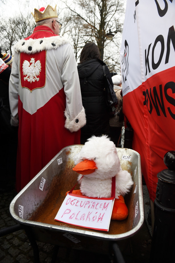 Uczestnicy manifestacji Komitetu Obrony Demokracji