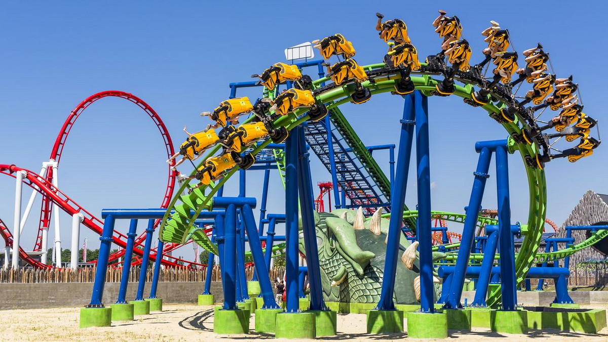 Roller coastery, afrykańskie zoo, parki wodne, miniaturowe miasta, wierzbowe labirynty... Na mapie polski pojawiły się setki nowych miejsc idealnych na rodzinną wycieczkę, pozwalających zwykły dzień zamienić w pasjonująca przygodę. Zależnie od potrzeb lub preferencji, możemy wybierać pomiędzy zapierającymi dech w piersiach intensywnymi doznaniami, jak i spokojniejszą zabawą na łonie natury. Jedno jest pewne - o nudę dziś już trudno. Problemem może być najwyżej wybór spośród tak bogatej oferty. Podpowiadamy więc, gdzie warto się wybrać w poszukiwaniu rodzinnych atrakcji.