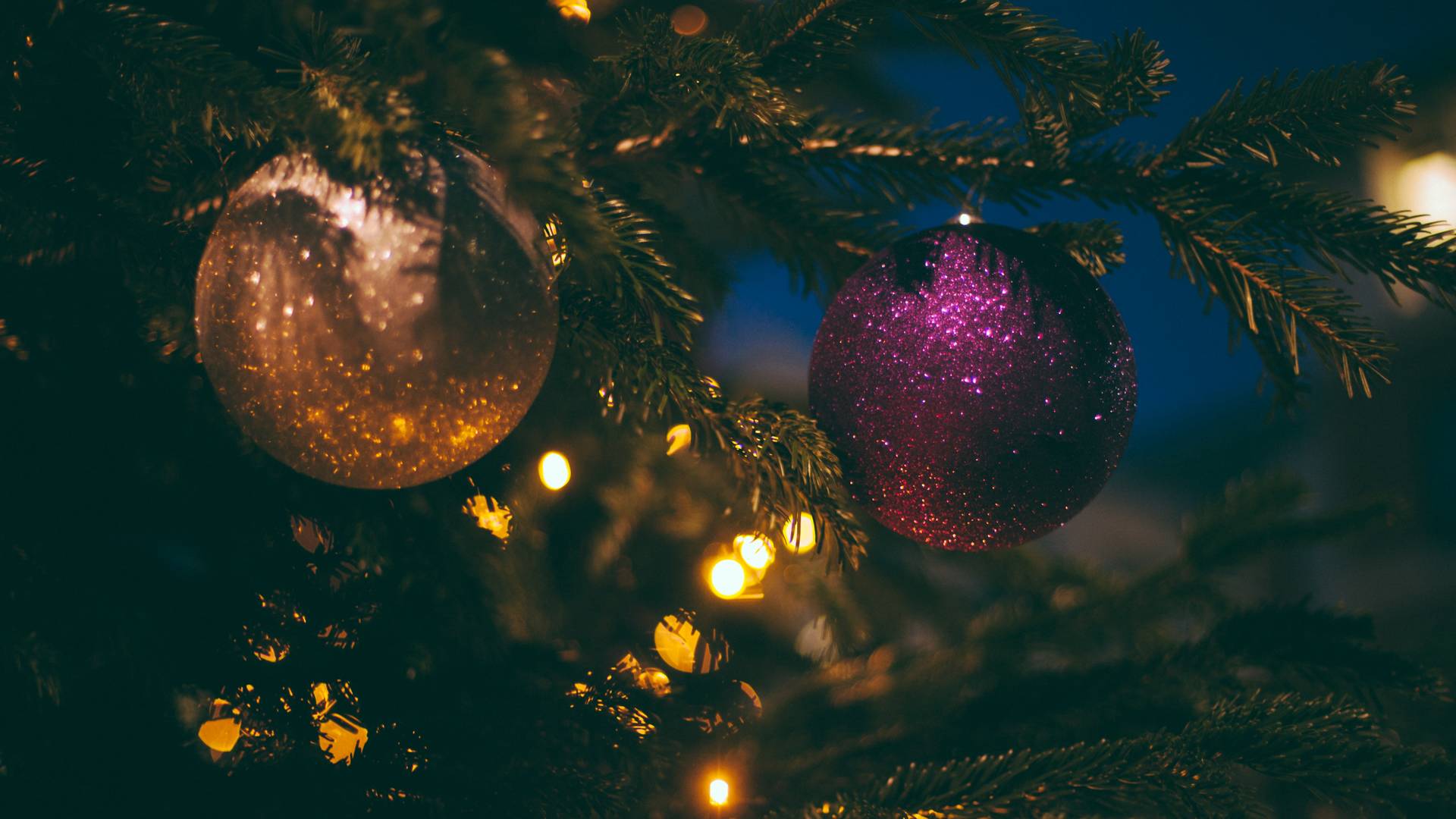 Wczesne wieszanie świątecznych dekoracji sprawia, że jesteśmy szczęśliwsi!