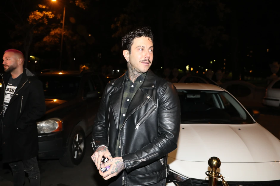 Voditelj za 166 dana zaveo 10 devojaka i sa svakom bio javno