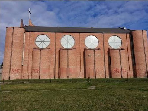 Kościół pw. Przenajświętszej Trójcy przy Parku Podolskim na łódzkiej Dąbrowie z wulgarnym napisem