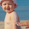 Kremu za sunčanje ne bi trebalo koristiti pre nego što beba napuni šest meseci