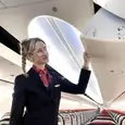 Dlaczego stewardesy siadają na dłoniach przy stracie i lądowaniu? Chodzi o bezpieczeństwo