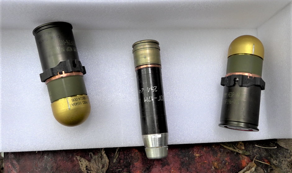 Pociski kumulacyjno-odłamkowe M430 HEDP po bokach oraz przeciwpiechotny pocisk odłamkowy WOG-17 w środku. 