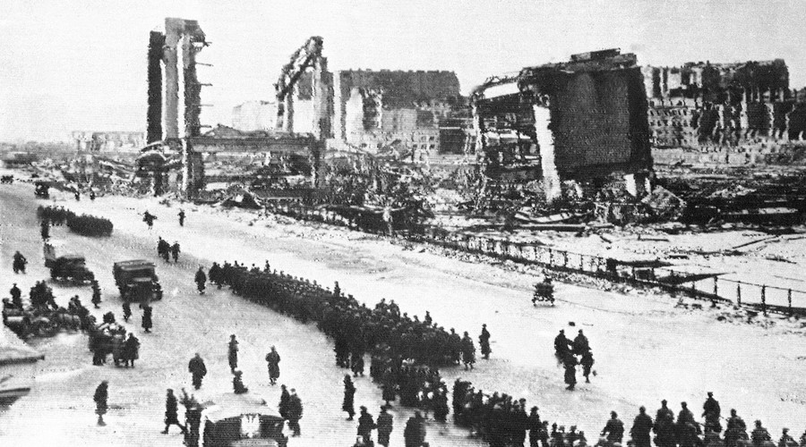 Radzieckie i polskie oddziały wkraczają do zburzonej Warszawy. Styczeń 1945 roku