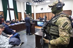 Pozew klientów Amber Gold. Marcin P. przyprowadzony przez uzbrojonych policjantów