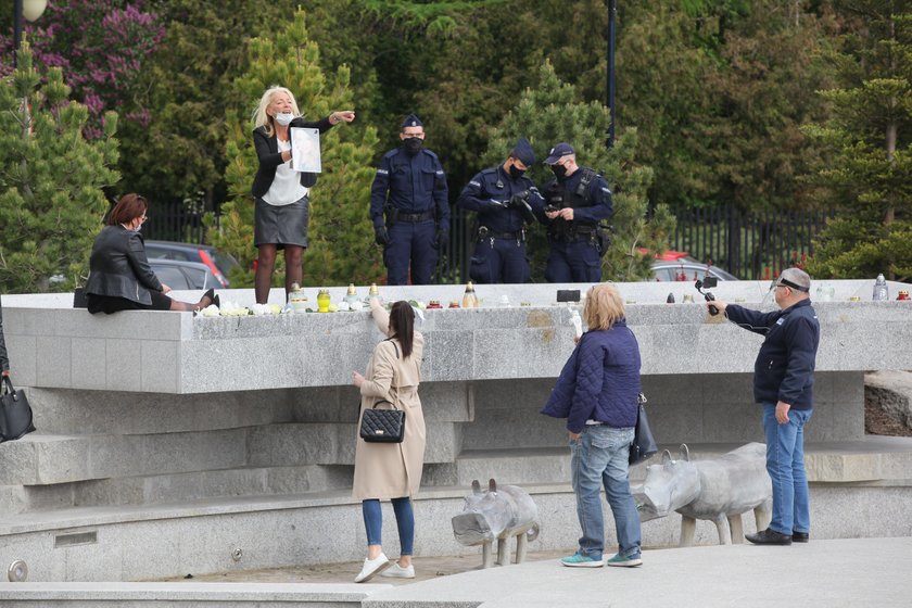 Ostatnia droga zamordowanej Kornelii. Po pogrzebie doszło do spięcia żałobników z policją