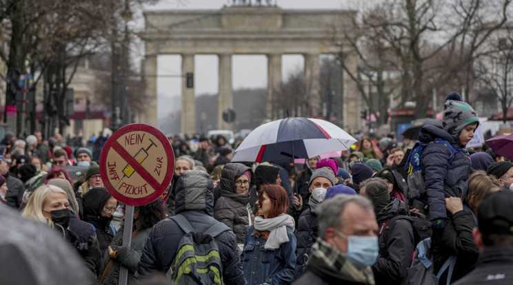 A koronavírus-járvány megfékezését célzó intézkedések és a védőoltás kötelezővé tétele ellen tüntetnek a berlini Brandenburgi kapu előtt 2022. január 26-án / Fotó: MTI/AP/Michael Sohn