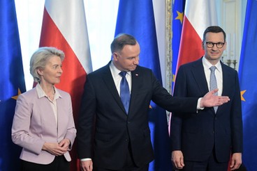 Przewodnicząca Komisji Europejskiej Ursula von der Leyen (L), prezydent RP Andrzej Duda (C) i premier RP Mateusz Morawiecki 