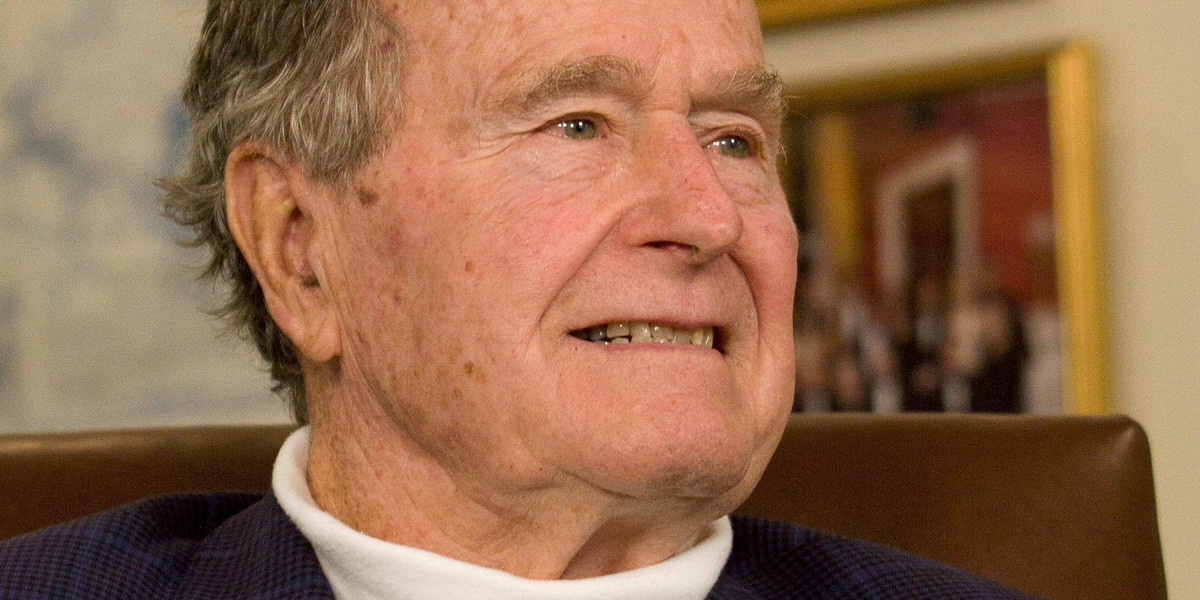 Były prezydent USA George H.W. Bush pozostanie na oddziale intensywnej terapii szpitala w Houston, ale jego stan poprawia się. Bush trafił do szpitala kilka dni temu po tym jak przeszedł ciężkie zapalenie płuc. 