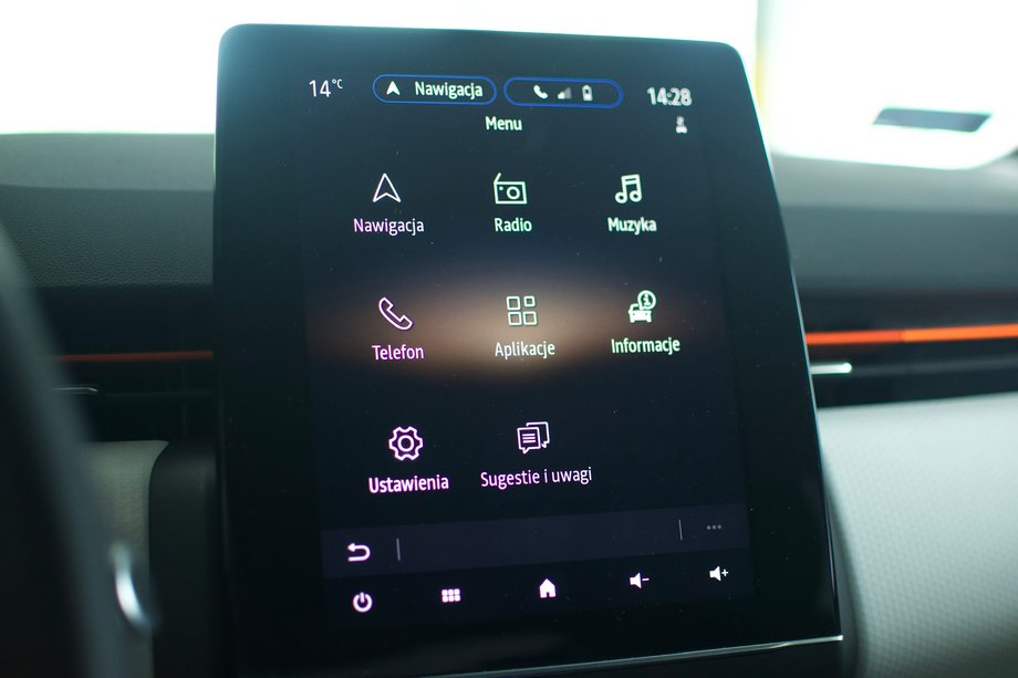 Renault Clio E-Tech w bogatszych wersjach wyposażenia oferuje ekran dotykowy o przekątnej 9,3 cali. Jest na tyle duży, że wystaje wyraźnie ponad deskę rozdzielczą. 