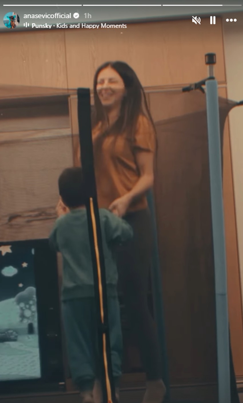 Ana Sević sa sinom skače na trambolini