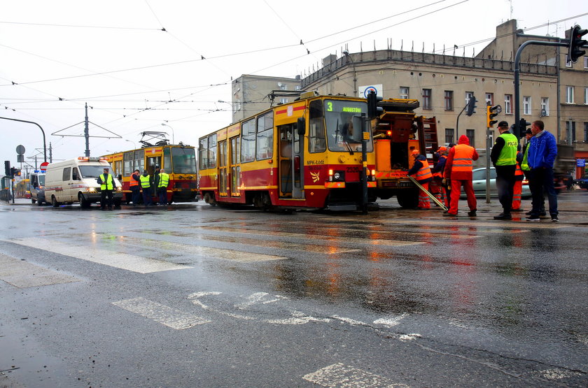 Czarny piątek MPK w Łodzi. Wykolejony tramwaj zablokował ruch. O krok od tragedii