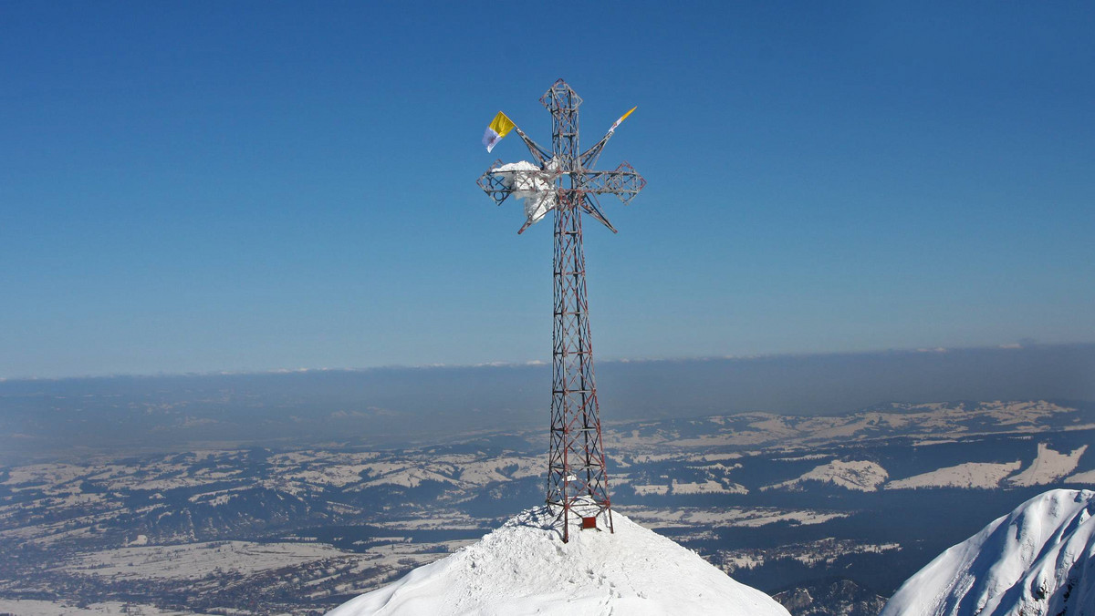 Paryż - wieża Eiffla, Rzym - Koloseum, Zakopane - Giewont, Giewont - krzyż. Mało kto może wyobrazić sobie Tatry bez krajobrazu ze znakiem Golgoty. Znakiem, który własnymi siłami, z własnej woli, z potrzeby serca umieścili tam mieszkańcy naszej górskiej stolicy.