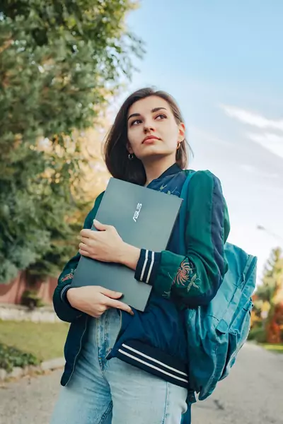 Wygodne podróżowanie z laptopem? Wzięłam w drogę ASUS ZenBook 13 OLED i sprawdziłam, czy warto / fot. Karolina Wasiczek