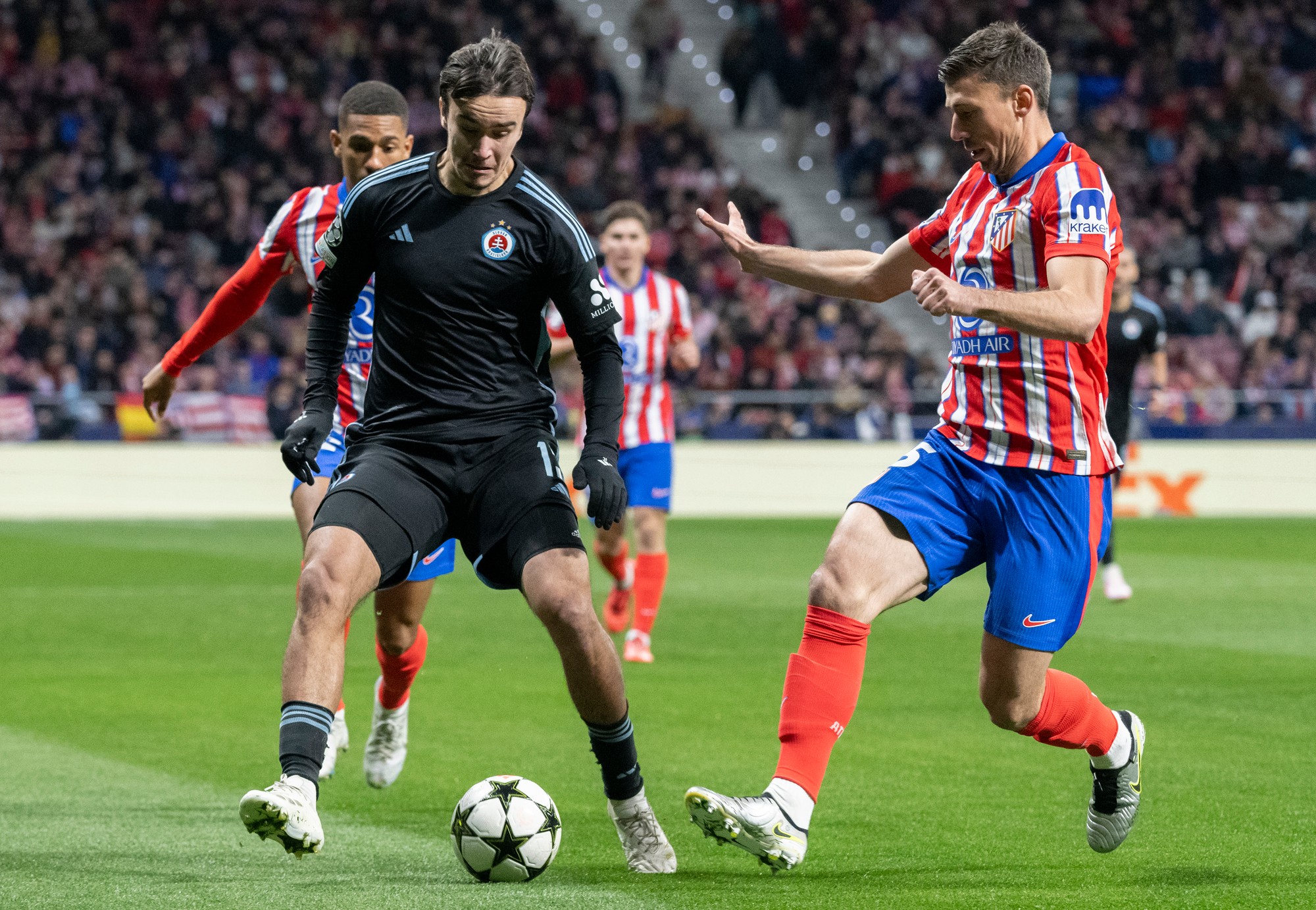 Dávid Strelec (Slovan) a vpravo Clément Lenglet (Atletico).