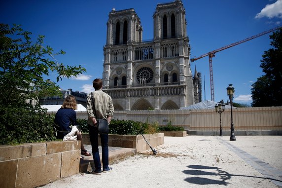 Otwarto dziedziniec katedry Notre Dame