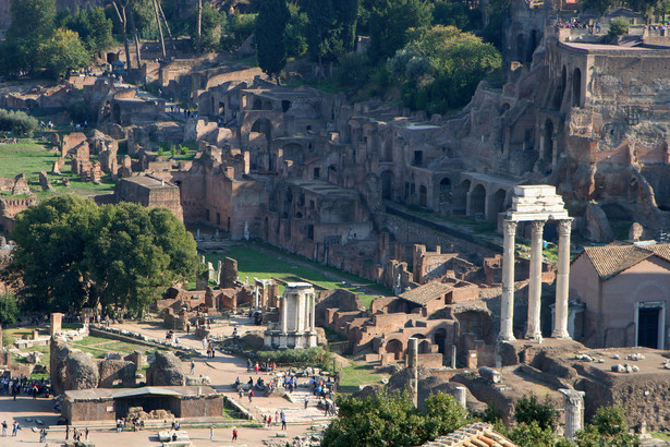 Ilu słuchaczy mieściło słynne Forum Romanum?
