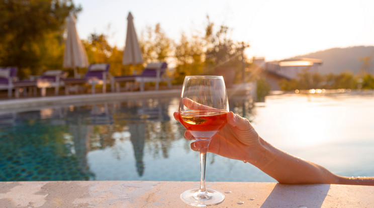 A rozék a legjobb borok a medence partjára Fotó: Shutterstock