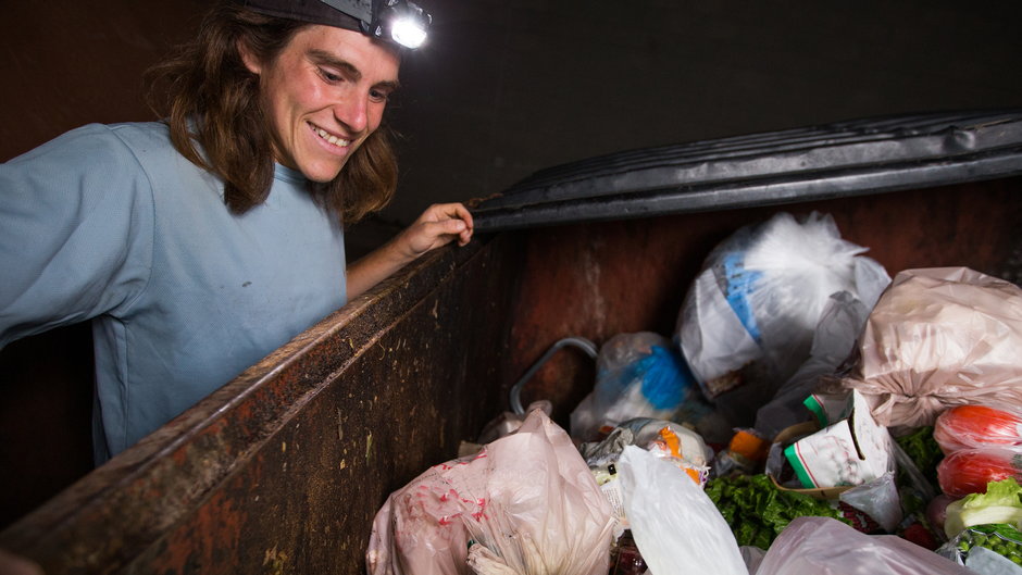 Tzw. dumpster diving, czyli poszukiwanie jedzenia w śmietnikach sklepów, w Niemczech jest nielegalny