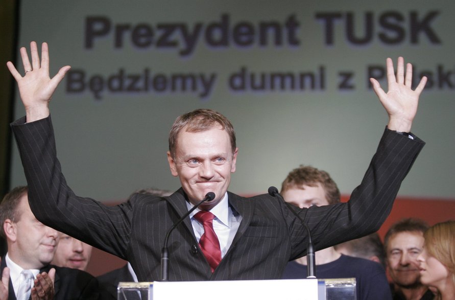 Donald Tusk podczas wieczoru wyborczego w Auli Głównej Politechniki Warszawskiej, 23 października 2005 r.