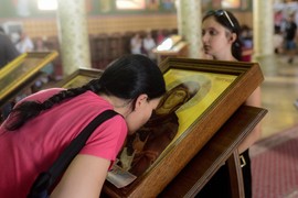 Mnogi vernici greše u jednoj stvari kad CELIVAJU IKONE: Iguman manastira razrešio VEČITU DILEMU o tome šta je zaista ispravno