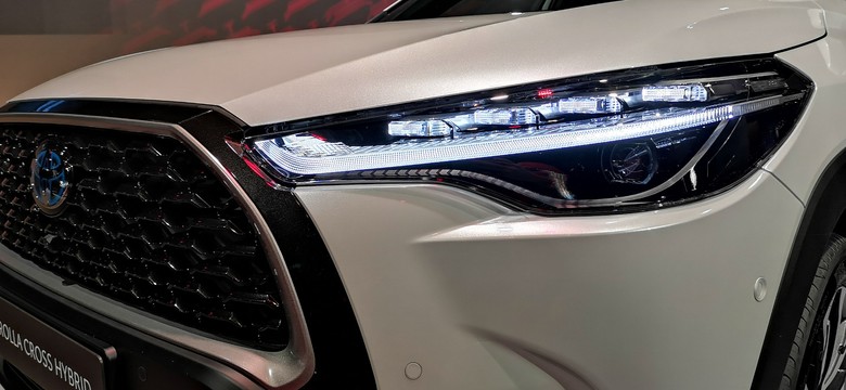 Toyota Corolla Cross znika w ciemno. Nie tylko hybryda 5. generacji kusi Polaków