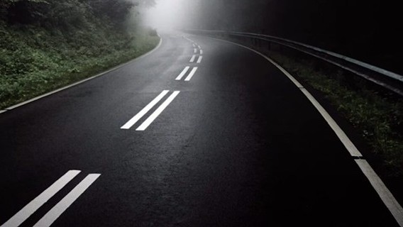 Dvojitá prerušovaná čiara na Slovensku dovoľuje vodičom predbiehať, no vyžaduje si zvýšenú mieru ostražitosti kvôli zmenenému charakteru cesty. Vodiči na Slovensku by mali v roku 2026 venovať tomuto značeniu špeciálnu pozornosť. 