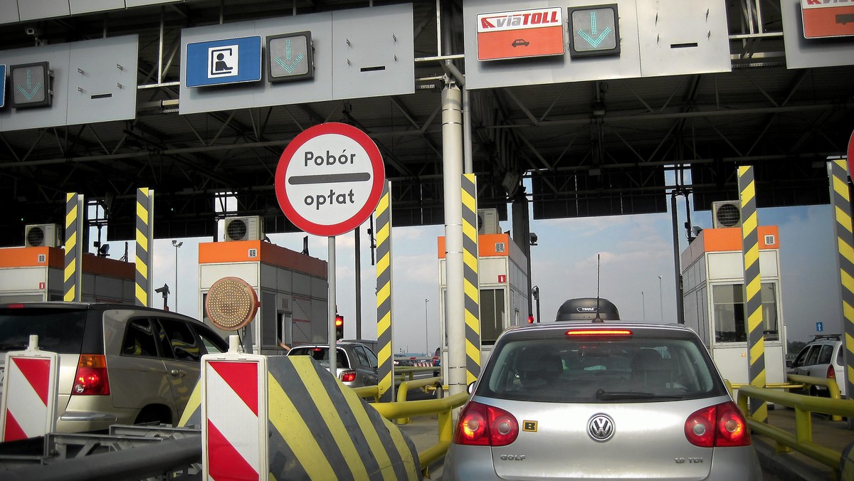 10 tys. bezpłatnych "pilotów do bramek" na autostradzie A4 czekać będzie od dzisiaj na mieszkańców Gliwic. Urządzenia viaAUTO, które będą mogły zastępować tzw. bilety zerowe na gliwickim odcinku autostrady, mają skrócić czas przejazdu i pomóc w rozładowaniu ruchu. Wczoraj przedstawiciele miasta i operatora systemu poboru opłat podpisali w tej sprawie porozumienie.