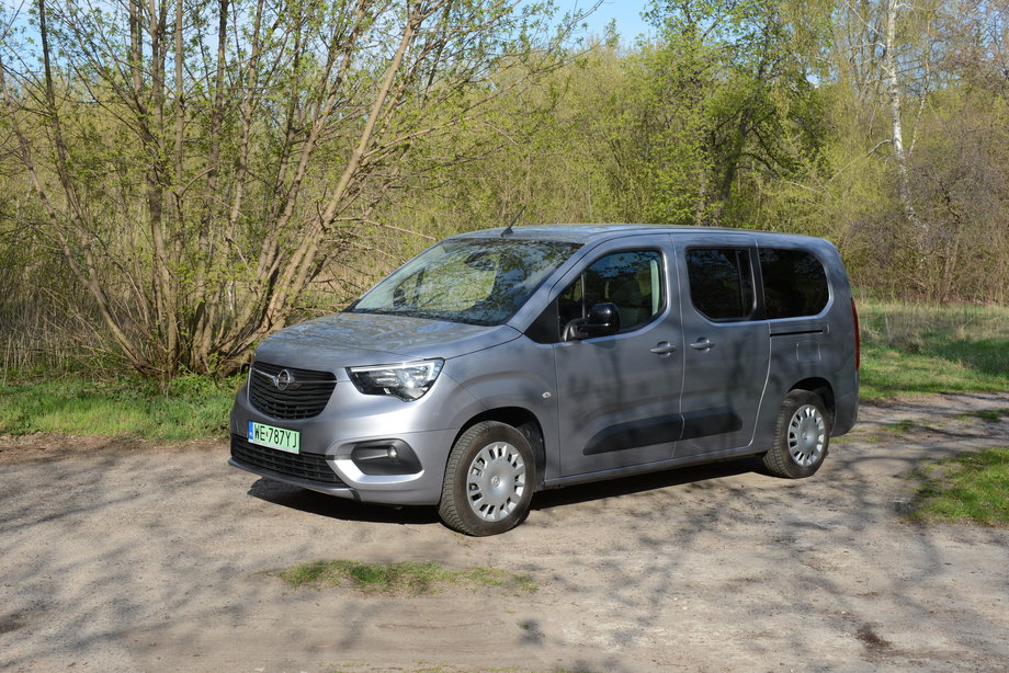 Opel Combo-e Life XL to samochód na prąd i tylko w takiej wersji jest dostępny. Przez to, przynajmniej gdy w Polsce brak infrastruktury do ładowania, nie za bardzo może pełnić funkcję auta na wakacyjne podróże.