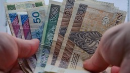 osoby po 55. roku życia dostaną 490 zł od państwa. wypłaty w lutym i kwietniu 2026 org gov