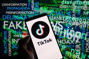 TikTok w górę. Facebook w dół. Coraz więcej Amerykanów czerpie informacje z TikToka