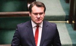 Dominik Tarczyński obejmie dodatkowy mandat w PE przypadajacy po brexicie. Tak zdecydowała marszałek Witek