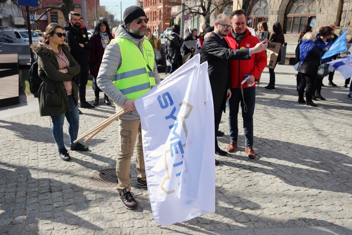 Kolejny protest urzędników w Olsztynie: ‘’Chcemy, aby prezydent nas zauważył’’ [ZDJĘCIA]