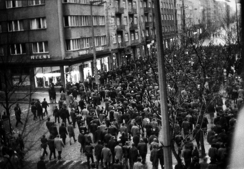 Gdynia, 17 grudnia 1970 r. W kierunku centrum przechodzi pochód, demonstranci niosą na drzwiach zwłoki Zbigniewa Godlewskiego