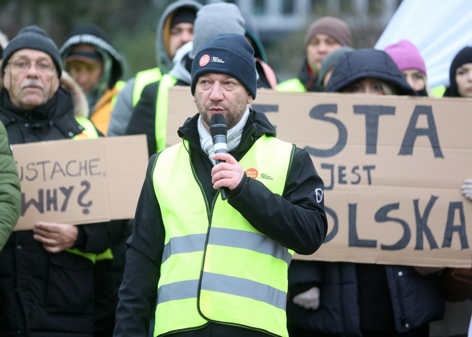Prezes Vesty Polska Witalij Rudnicki podczas protestu przed siedzibą Sejmu. 11 grudnia 2023 r.