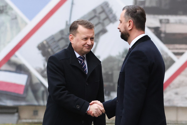 Nowy minister obrony narodowej Władysław Kosiniak-Kamysz witany przez byłego ministra obrony narodowej Mariusza Błaszczaka
