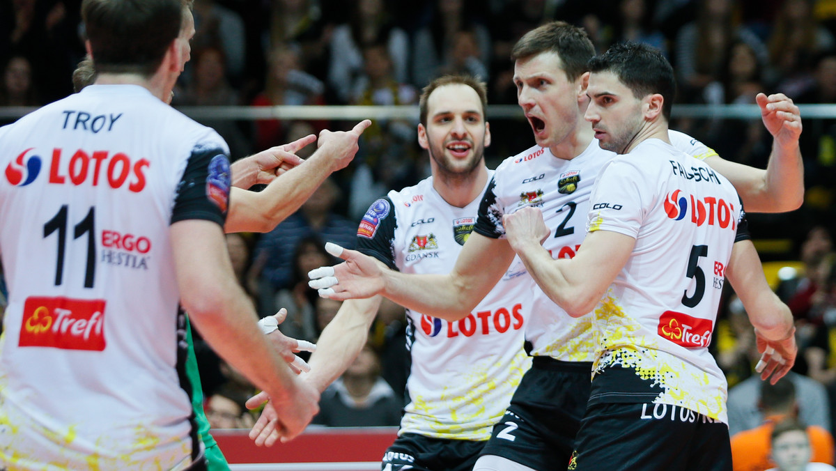 W zaległym meczu 25. kolejki PlusLigi Lotos Trefl Gdańsk ograł w swojej Ergo Arenie MKS Będzin 3:1 (25:16, 28:30, 25:15, 25:22) i zakończył sezon zasadniczy osiemnastym zwycięstwem.  Teraz gdańszczan czeka walka o brązowy medal z PGE Skrą Bełchatów.