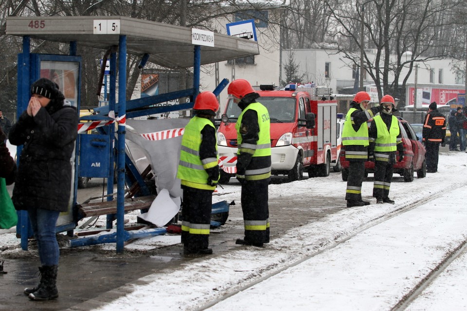 19-latek wjechał samochodem w przystanek