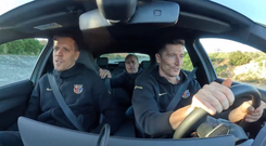 Lewandowski i Szczęsny wybrali ten sam model samochodu. Przetestowali go na torze