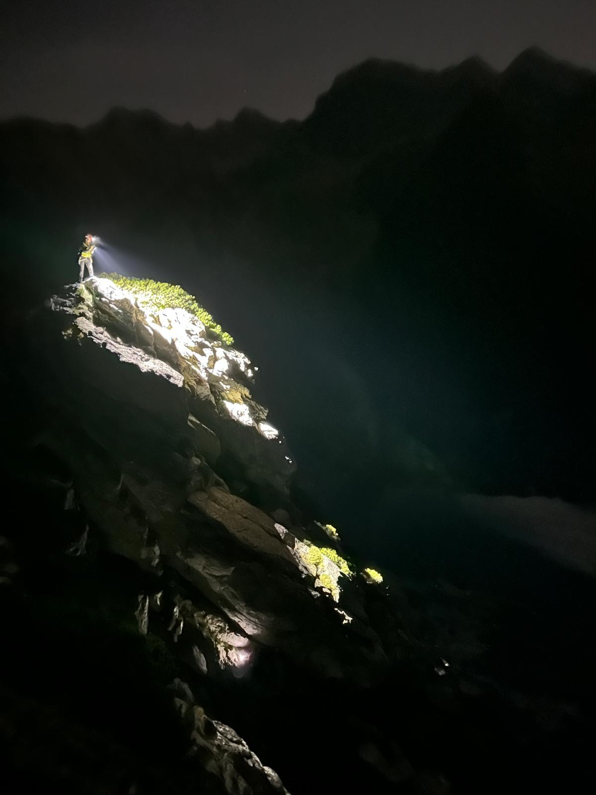 Horskí záchranári prečkali noc s turistami pod vrchom Mlynár vo Vysokých Tatrách.