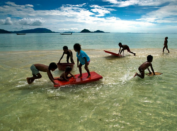 Woda to naturalne środowisko dzieci Bajau
