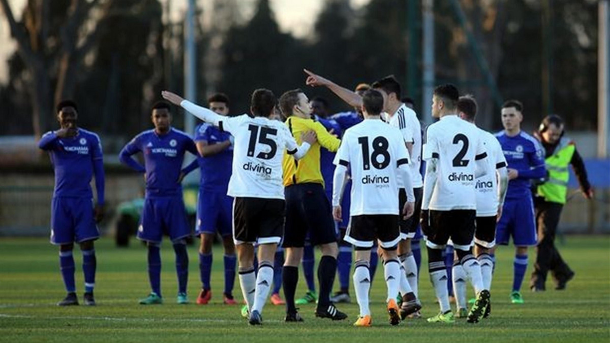 Potężny skandal w Lidze Młodzieżowej UEFA. W 1/8 finału rozgrywek zmierzyły się Valencia i Chelsea, w regulaminowym czasie gry było 1:1 i do wyłonienia zwycięzcy potrzebna była seria rzutów karnych. W niej Hiszpanie wykorzystali wszystkie jedenastki, lecz i tak odpadli z rozgrywek. Zawinił sędzia, który nie uznał jednej z prawidłowo zdobytych bramek.