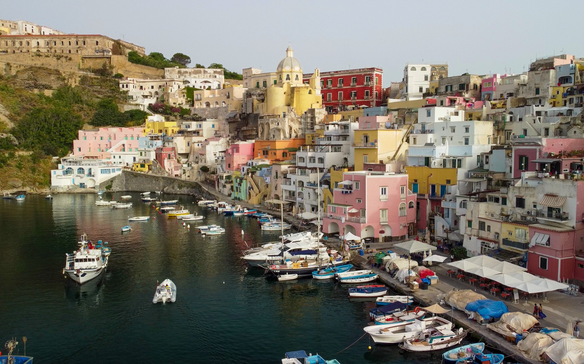Čarovný ostrov Procida vám pri západe slnka vyrazí dych. Ponúka autentickú atmosféru juhotalianskeho pobrežia bez turistického ošiaľu.