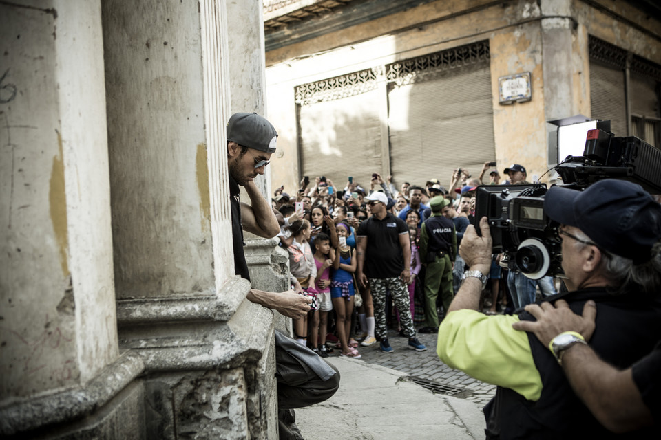 Enrique Iglesias na planie teledysku do utworu "Subeme La Radio"