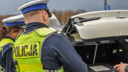 od 1 stycznia nowe obowiązkowe wyposażenie auta. wchodzi lampa v16